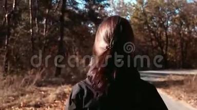 那个女孩在秋天公园跑步。